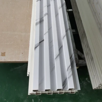 Rivestimento con pannelli a parete in WPC scanalati